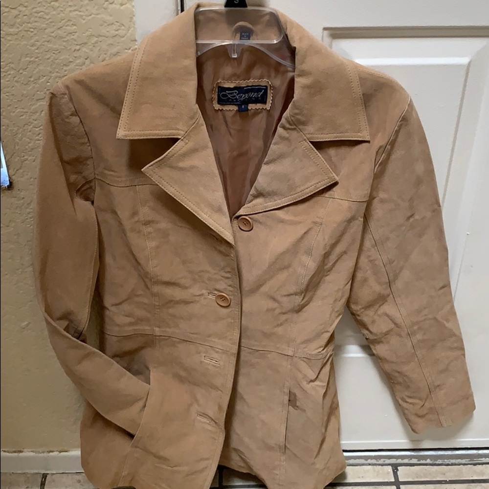 Defined waist women’s leather jacket.
